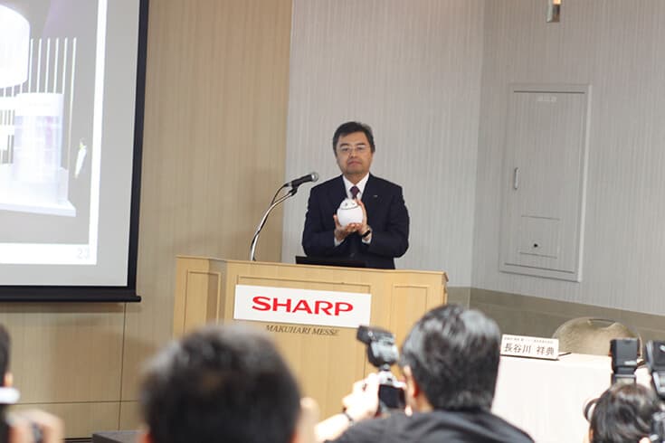 シャープが家電の人工知能化スマートホーム「AIoT」に向けて新しい会話ロボット「ホームアシスタント」を発表