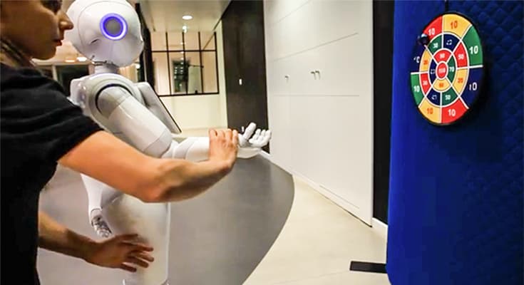 Pepper+ AI が今度はダーツに挑戦!! 果たして中央の的に当てられるようになるのか!?