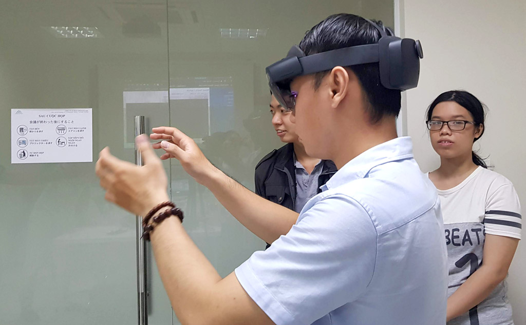 Khách mời trải nghiệm thiết bị HoloLens 2
