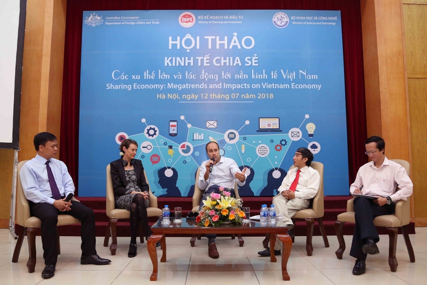Representatives discussing on sharing economy