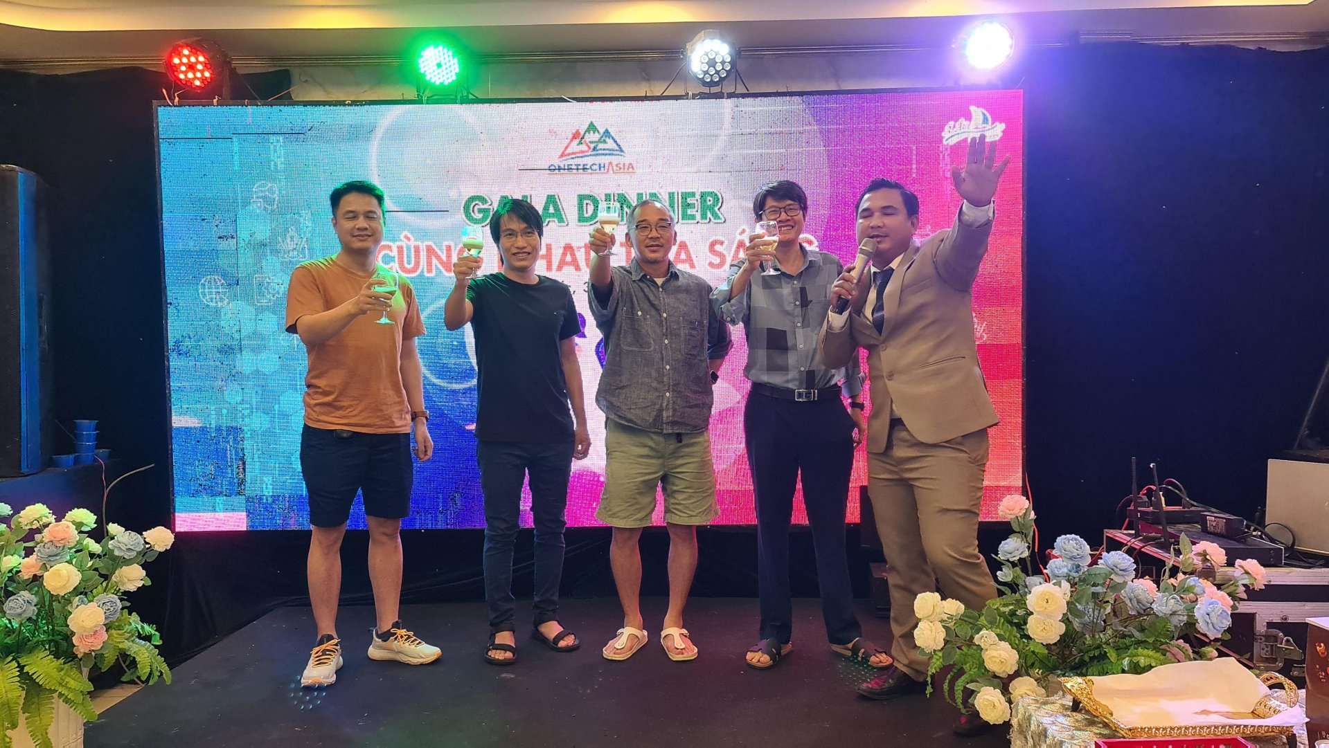 Các lãnh đạo cùng nâng ly chúc mừng và khai mạc đêm  Gala Dinner Phú Quốc 2022 