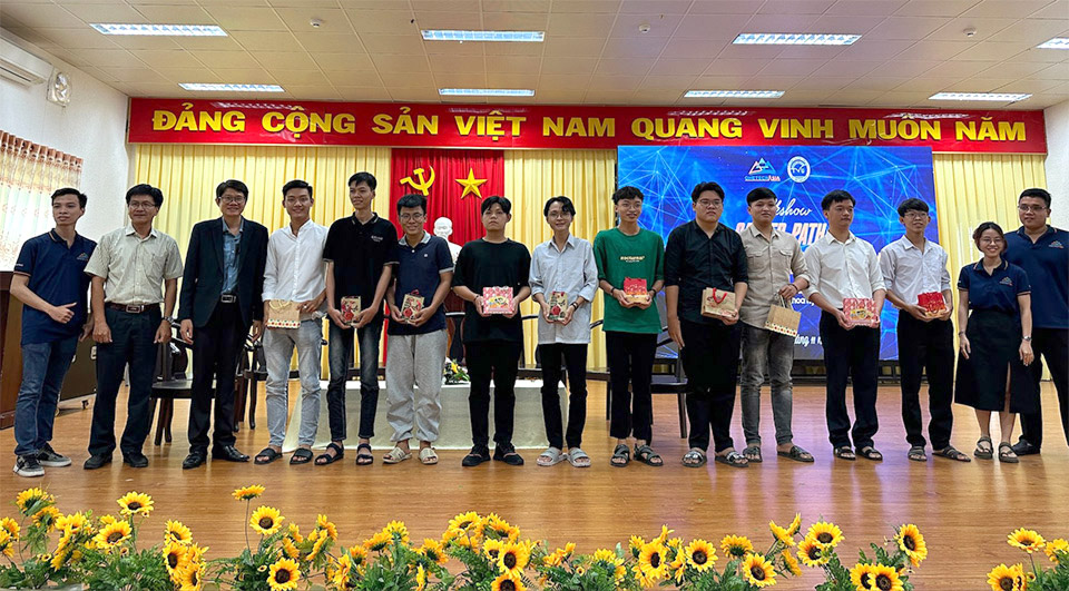OneTech Talkshow "IT Career Path tại Đại học Trà Vinh 2022"