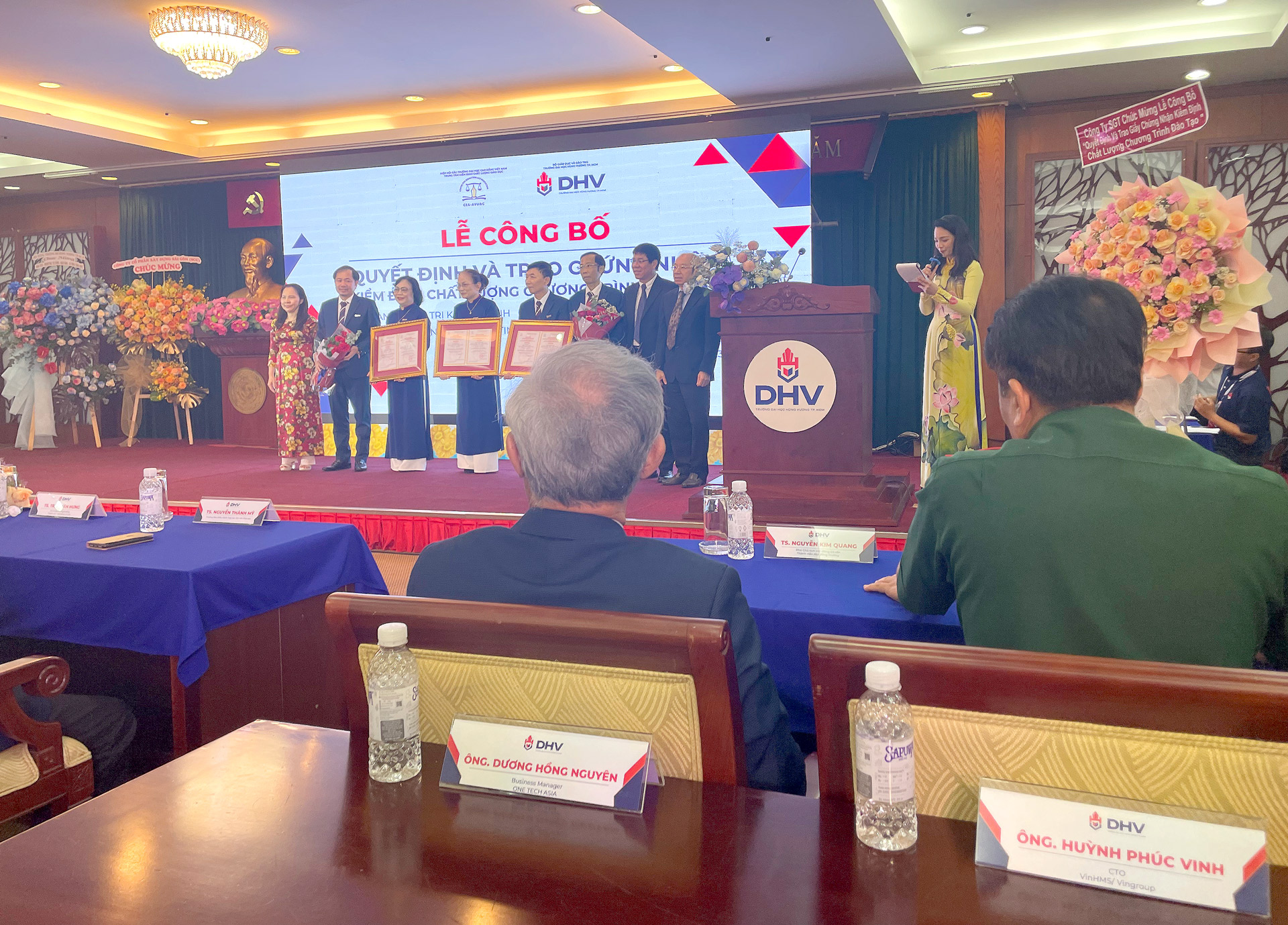 Lễ công bố Quyết định và trao giấy chứng nhận kiểm định chất lượng chương trình đào tạo trường ĐH Hùng Vương