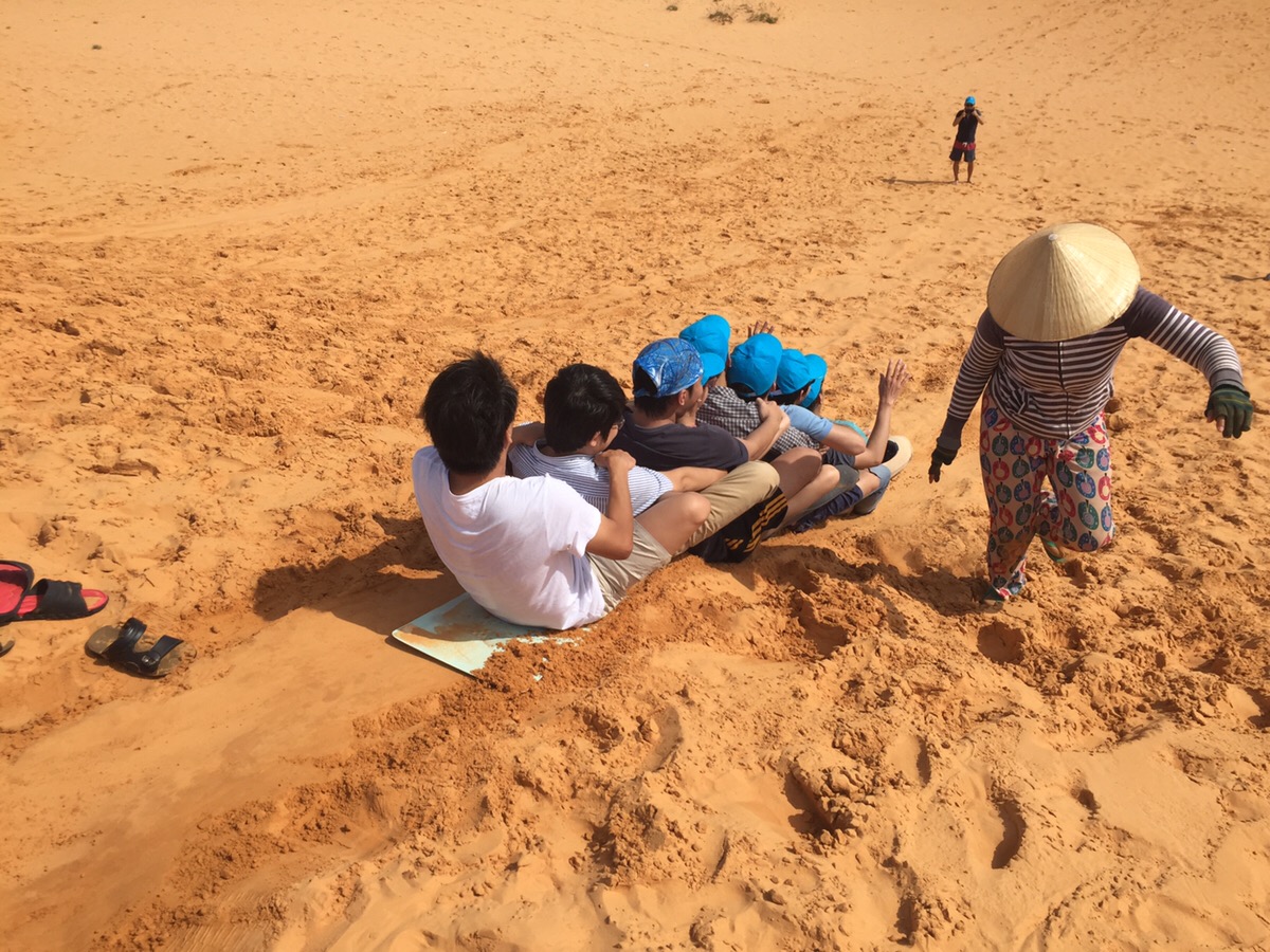 ONETECH社員旅行（ファンティエット）- 砂の上を滑る
