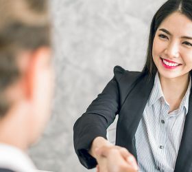 外国人エンジニアは転職できる？手続きや注意点を解説