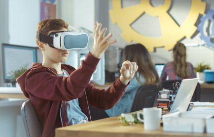 xRを体験するために最適なHMDとは?VRとARの違いも解説
